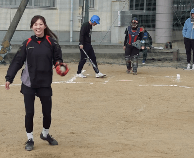 「振り返ったときの笑顔の美したるや」チェンジアップ大成功！野球美女子が魅せた投球＆スマイルにファンうっとり