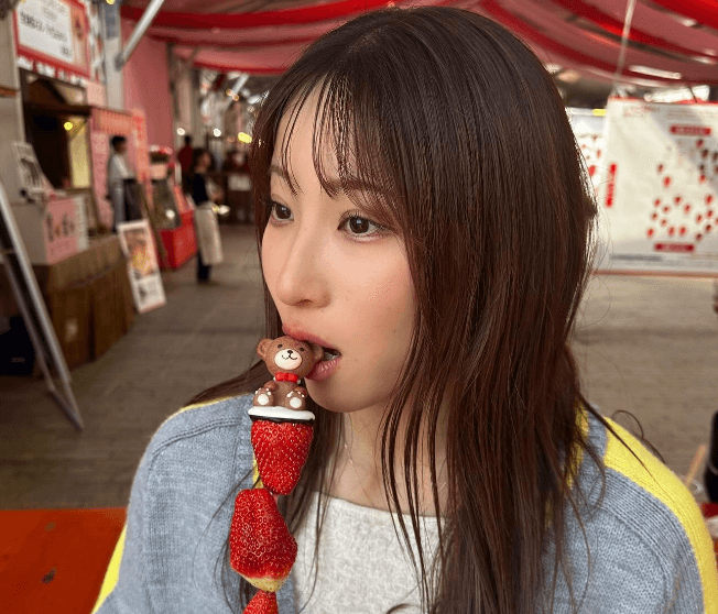 「女優かモデルかと思った」美女ゴルファー、苺フェスで見せた”クマさん・かぶりつきショット”が極美だと話題に「先輩かわいすぎですっ」