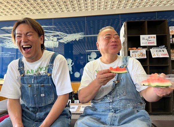 「なんでこんなに爆笑したんだっけ？ww」“天然芸人”コンビの微笑ましい写真が話題