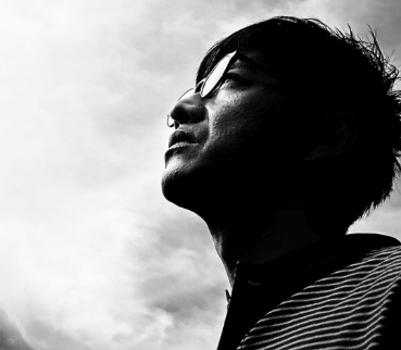 空を見つめる木村拓哉の最新ショット、暑い一日でも爽やかな姿を披露