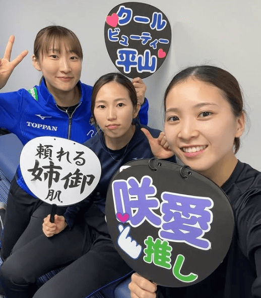 「あなたの推しうちわを作りたい」美女バレーボール選手・中島咲愛、個性派ショット連発にファン大喜び「最後の写真うける」