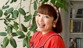 「可愛すぎてメニューが入ってこない！」柳原可奈子、キュートな衣装で“焼きおにぎり串”を試食！