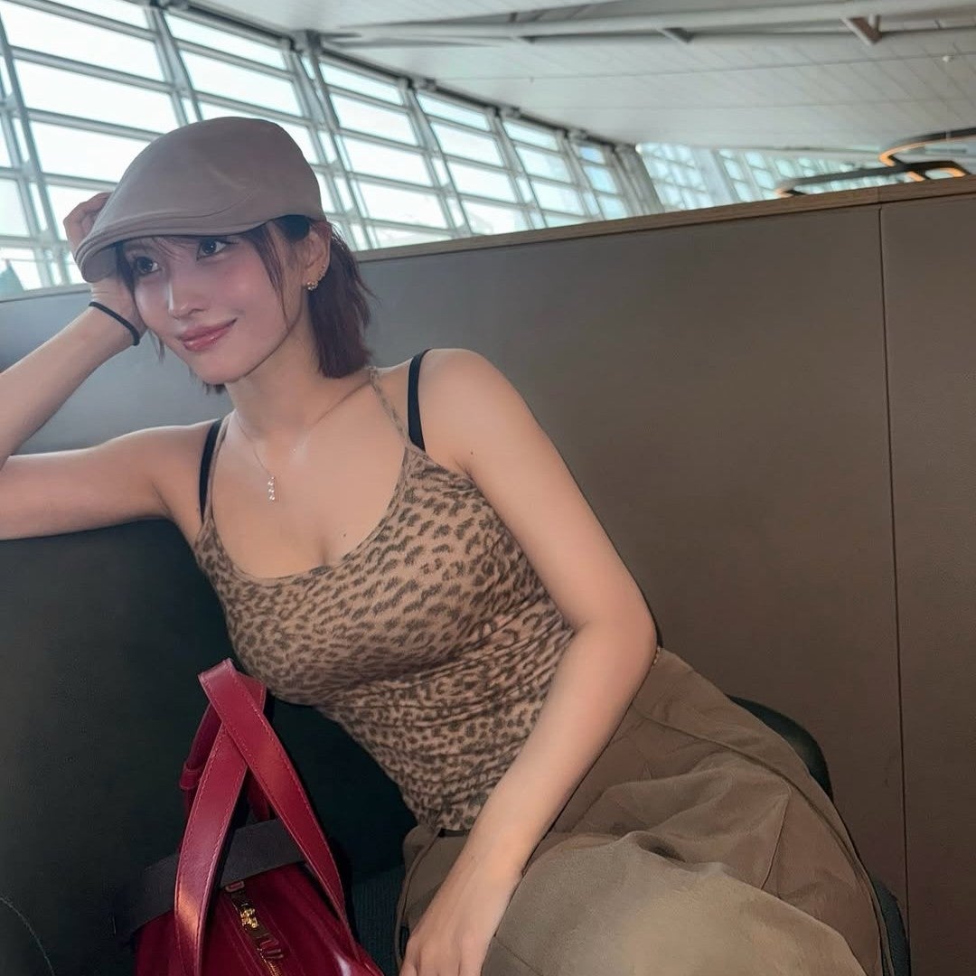 TWICEモモ、ショートカット＆ハンチングに胸元大胆なキャミソールショットがセクシーでファン大盛況！！