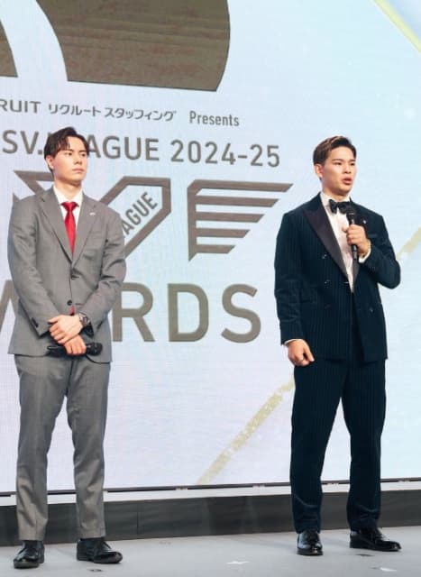 西田有志がイケメン正装姿を披露！特別受賞で登壇