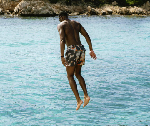 衝撃の美貌！八村塁、地中海で見せた“映画のワンシーン級”オフショットが話題沸騰中