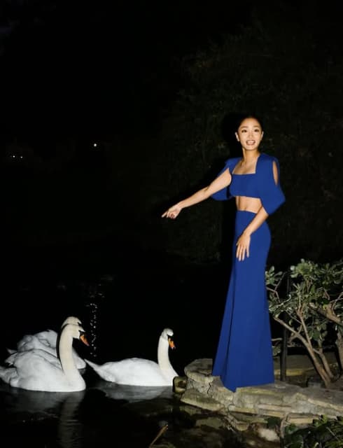 ハリウッド女優“アンナ・サワイ”がファッション新人賞を受賞を報告！