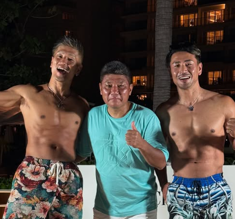 爽快！K-1ファイター城戸康裕が石垣島で仲間と笑顔の豪快ショット