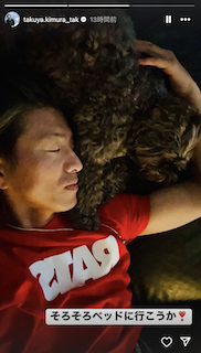 「そろそろベッドにいこうか」”色気爆発”木村拓哉が深夜にSNS更新 いいね殺到の愛犬との2ショットが話題に