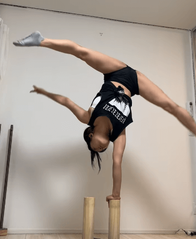 「何度見ても美しい」ハンドバランス美女、ルームを”室内サーカス場”に変える絶技公開「こんな動きバキの登場人物でしか見たことない」