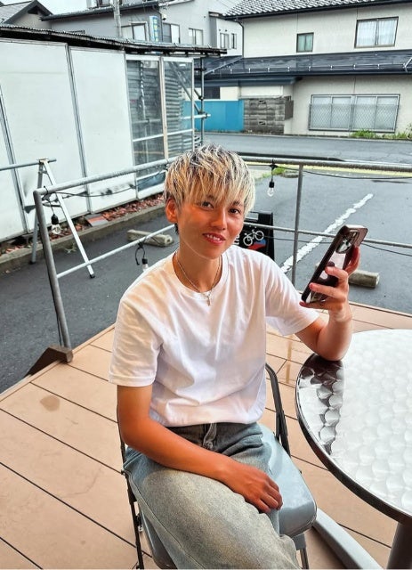 爽快オフショット！バニーズ群馬FC・大久保舞、猛暑に驚きつつ見せたリラックス姿