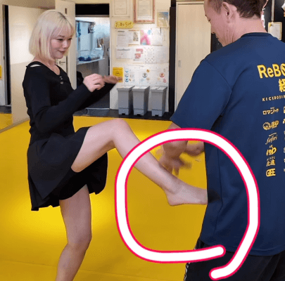 「蹴られたい」金髪の美女タレント＆空手家が魅せた護身術！ミニ美脚姿の”超高速・かすみ二段キック”に反響続出！「可愛いのにカッコいい」