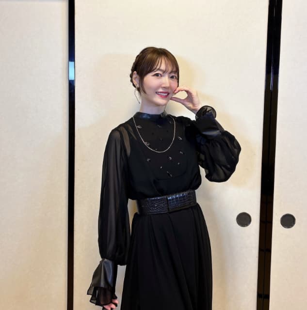 「今日はみんなでシックな装いでした」花澤香菜がイベントに合わせてシックな衣装で登場