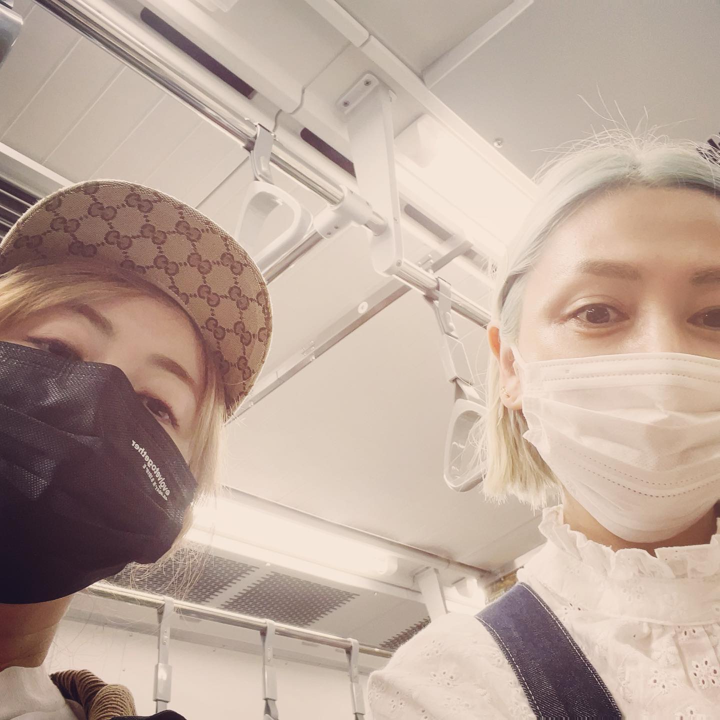 PUFFYの2人が電車に！「気づかれないの？」「2人がいたら固まる」