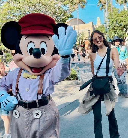 「完全オフ」な菜々緒がカリフォルニア・ディズニーを満喫！「見てるだけで幸せになれる」