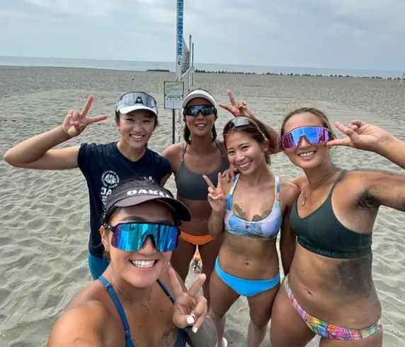 「夏のビーチで最高のスマイル」本村嘉菜らビーチバレー女子が練習ショット披露