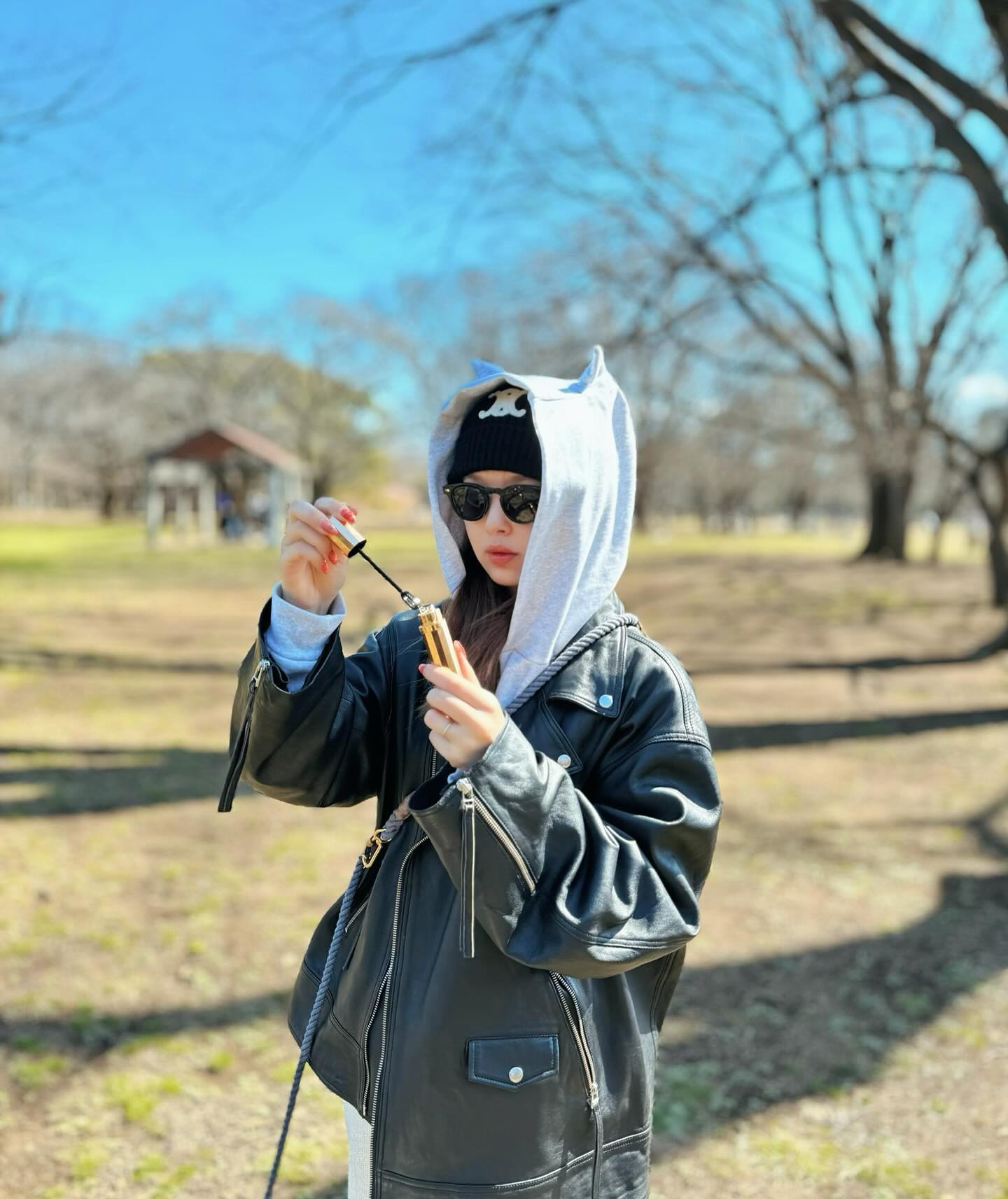 藤田ニコルがオフショットを公開、手元のシャボン玉がシャボン玉に見えない！？