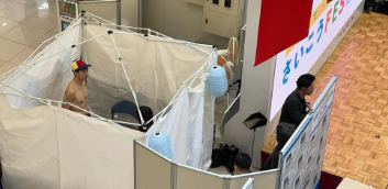 「衣装も控室も上裸」で話題沸騰！小島よしお、「そんなのカンケーねぇ！」の声続々