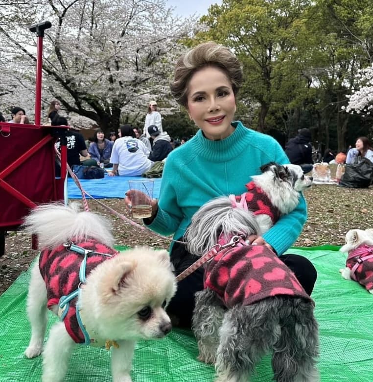 「夫人のギャルピース最高！」デヴィ夫人、代々木公園でのお花見ショットが元気すぎると話題！