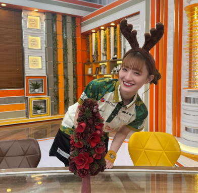 笑顔でメリークリスマス　中田花奈の“トナカイショット”に注目