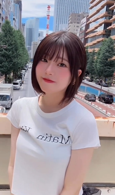 「最高としか言いようがない」ボブヘアの激カワアイドル、美ボディ弾ける白Tスタイルのスマイルムービーでファン魅了！