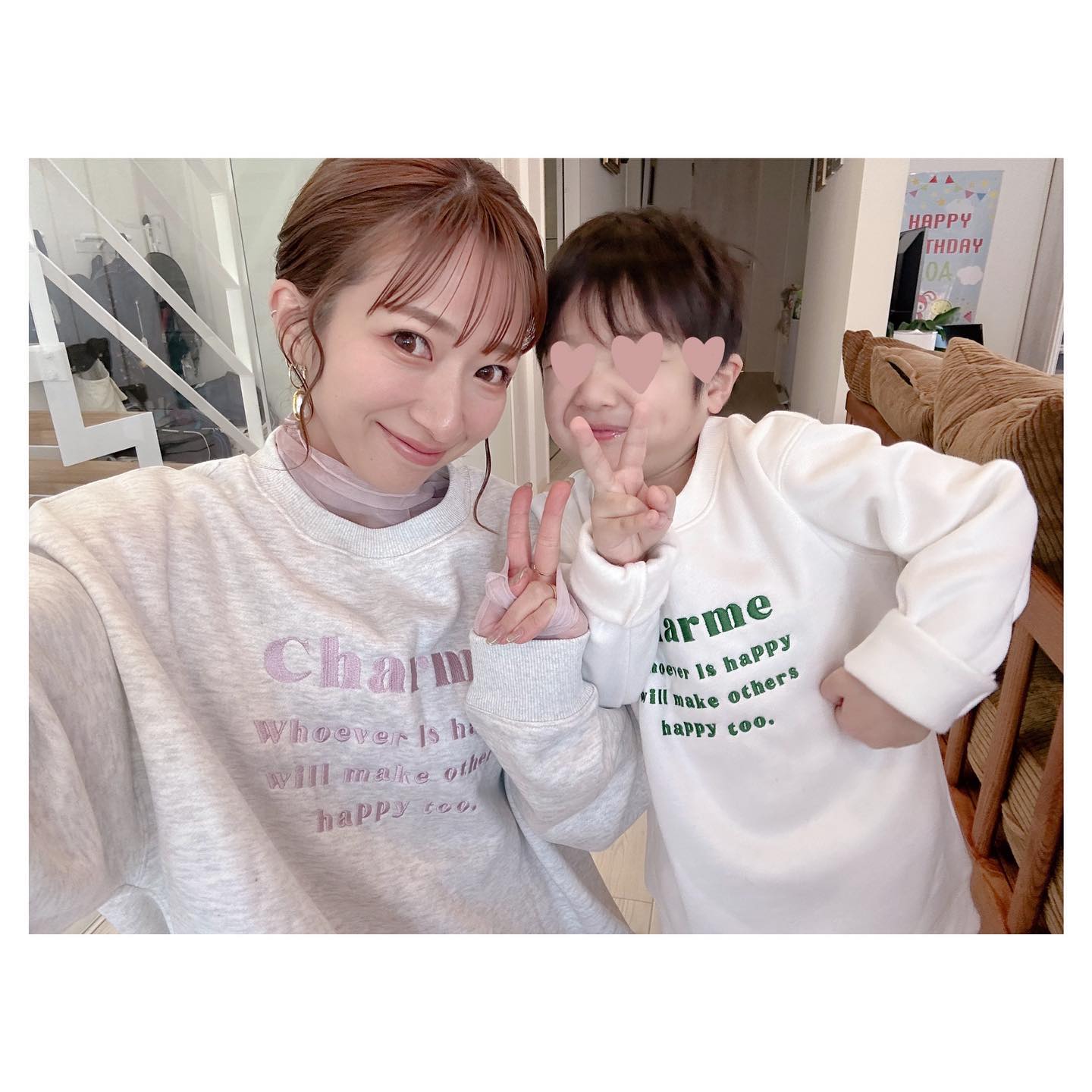 辻希美が息子とお家でペアルック❗️全力ピースが超キュート💕
