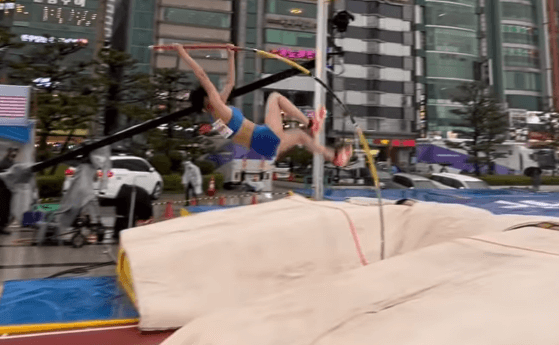 「大都会の真ん中で、跳ぶ！」走り棒高跳びのプリンセス・小林美月、大歓声が沸く大ジャンプを披露し大反響！