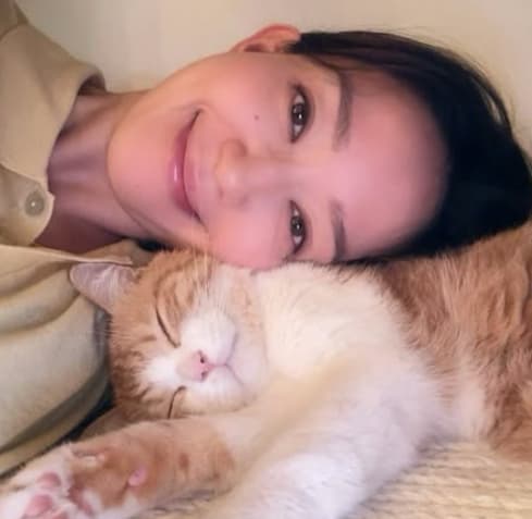 「猫幸せだな笑」松島花、愛猫との添い寝ショットにファン悶絶！