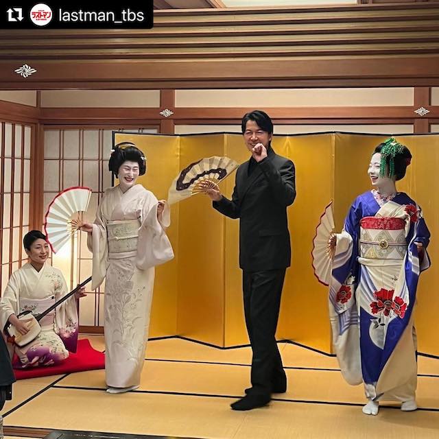 福山雅治がドラマオフショットを公開❗️芸者とたわむれ満面の笑み♡