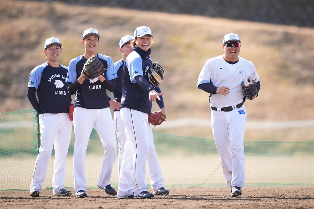 笑顔あふれるキャンプイン　甲斐野央「Spring training has started」