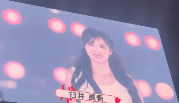 「モデルじゃん！」美女ゴルファー、最高の舞台で”ランウェイ・ウォーキング”を披露しファン大熱狂！「モデルの中にいても違和感なし」