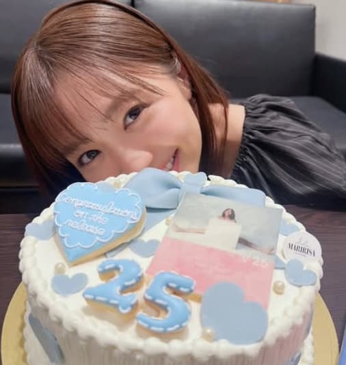 大原優乃、自身の写真集「√25」重版を祝うケーキショットを公開！