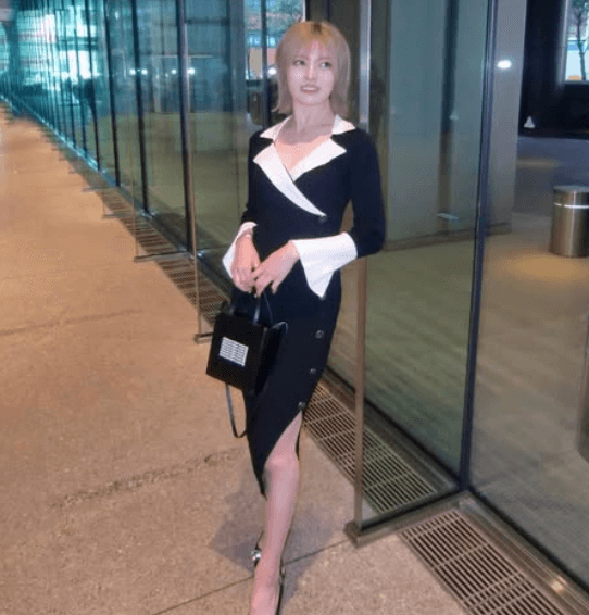 「いつもキラキラ輝いています」金髪の美女チア、誕生日の祝福に歓喜！スリット美脚OL風コーデにも拍手喝采「いつも綺麗で美しい！」