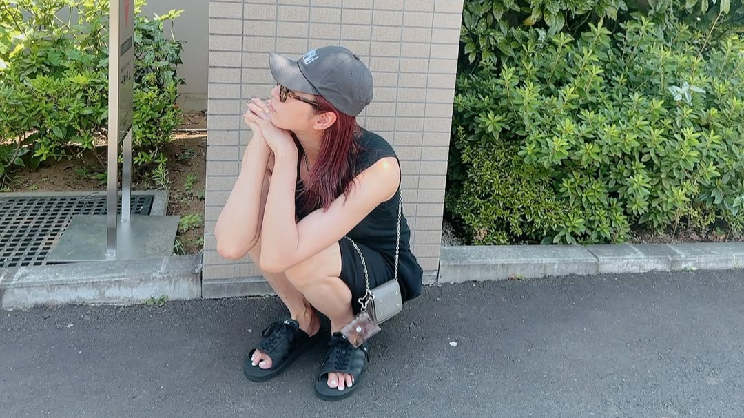 「しゃがんだら見えないっしょ」元女子バレー日本代表・秋本愛、大胆コーデを披露！？