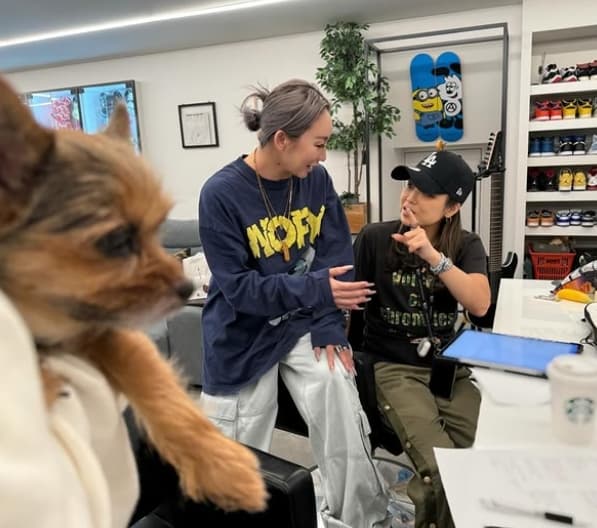 暑くなって脱いじゃう？！レコーディングに挑むあの人気歌手〇〇の裏話