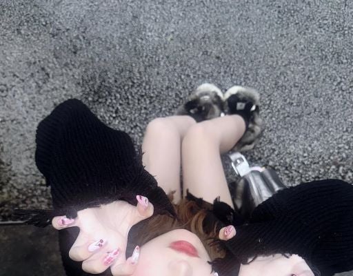 希空、上目遣いの視線にドキッ。個性全開のアングルとキュートなネイルで魅せる最強あざとショット