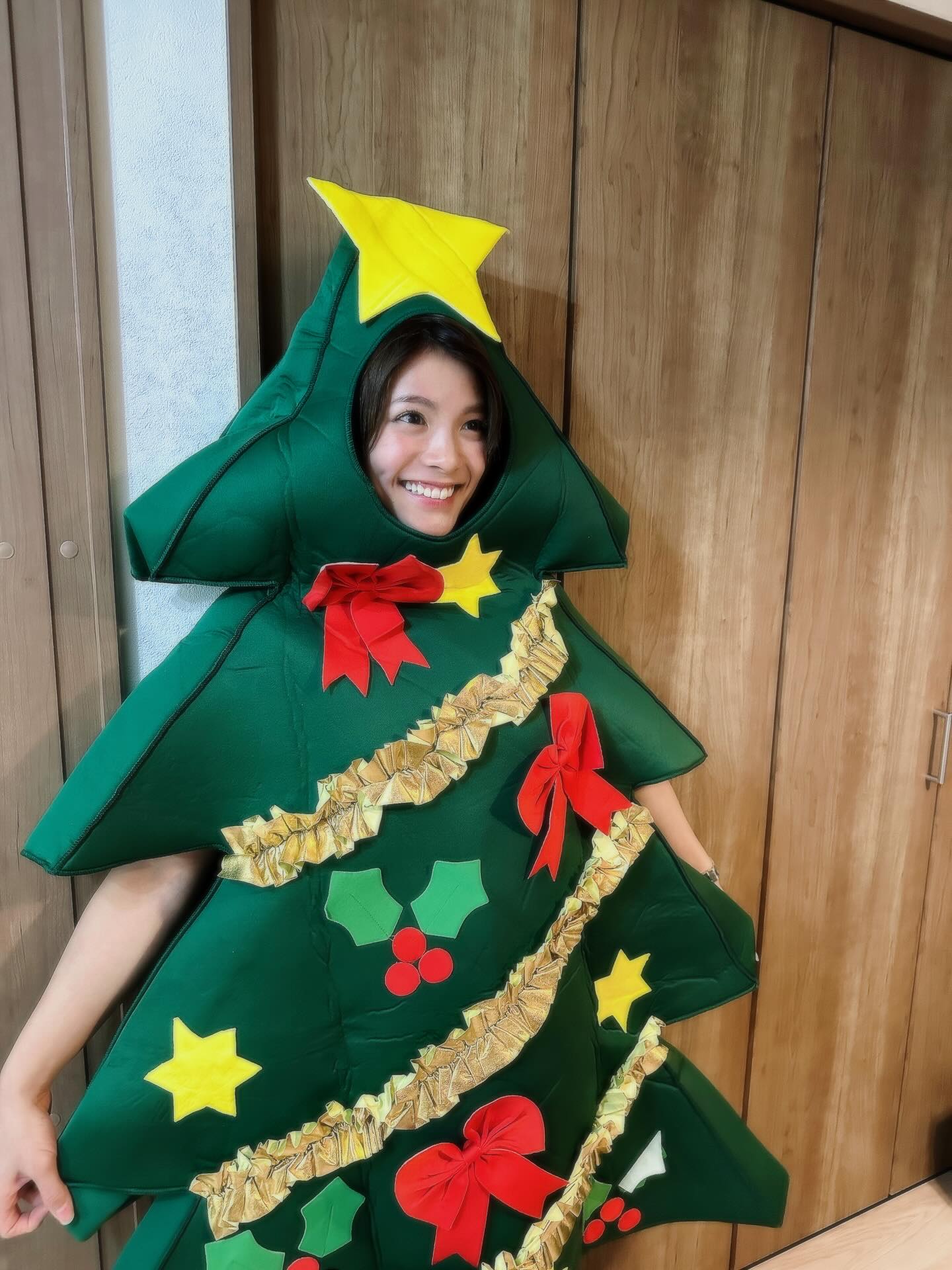 阿部詩、クリスマスツリーのコスプレでファンを魅了「Merry Christmas」