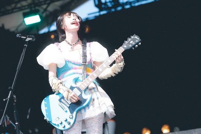 “あの”有名アーティストがライブの様子を公開！！ 舌出し写真も。。。