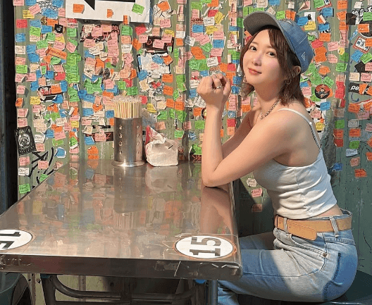 「めちゃめちゃ可愛い過ぎ」美女ダーツプロ、台湾グルメを堪能！個性満点の”店舗内・着座ショット”がキュートすぎと話題に