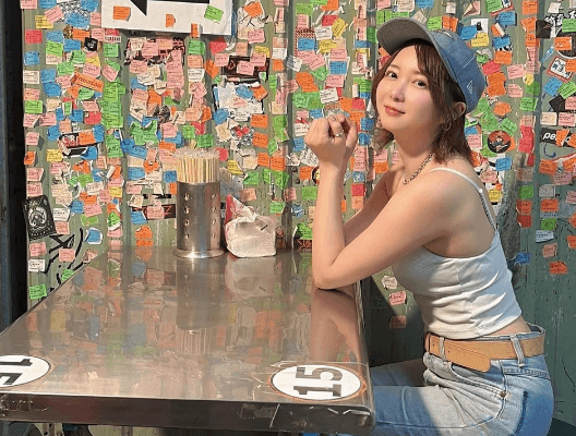 「めちゃめちゃ可愛い過ぎ」美女ダーツプロ、台湾グルメを堪能！個性満点の”店舗内・着座ショット”がキュートすぎと話題に