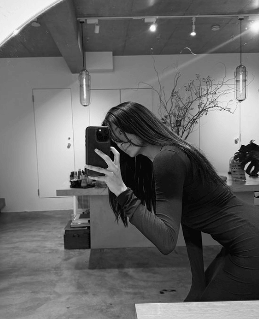 ローラの”メンテナンスDAY”、流麗ヘアーが美しい黒髪自撮りショットを披露！