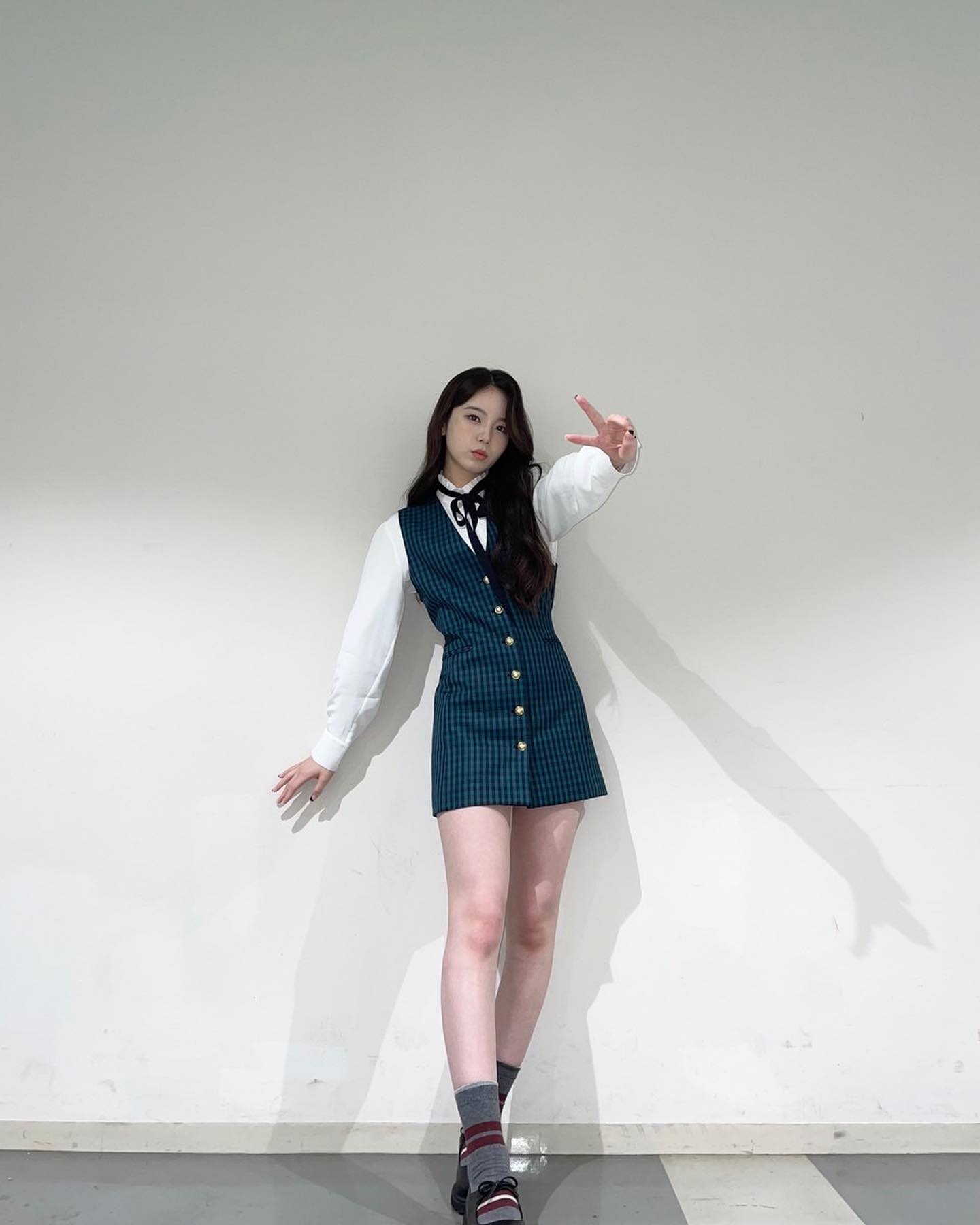 NiziUのアヤカが長すぎる美脚を披露👀👗「姫がNO.1❤」