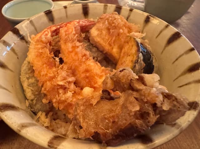 川島明が天丼を食す！「プライベートで手持ちインサートしたの初めて」