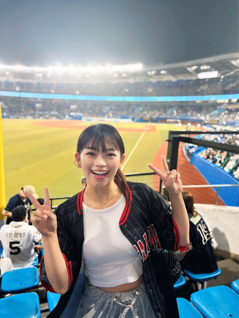 オリックスガチ勢の元"ラストアイドル"、ピチTへそチラ×ユニフォームの激カワ応援スタイルにファンメロメロ！？