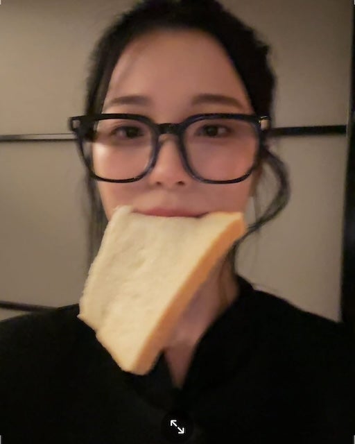 fromis_9のペク・ジホンがオフショットを投稿！食パンを咥えている姿が話題に