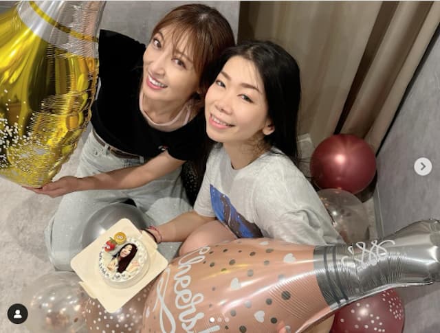 熊田曜子が先生の誕生日を祝う