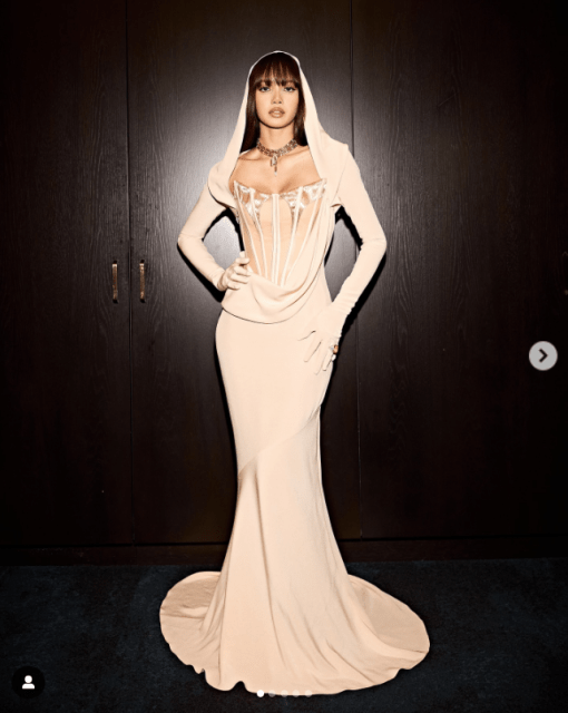 「どこのお姫様？」BLACKPINK・LISAのホワイトドレス姿が美しすぎる！