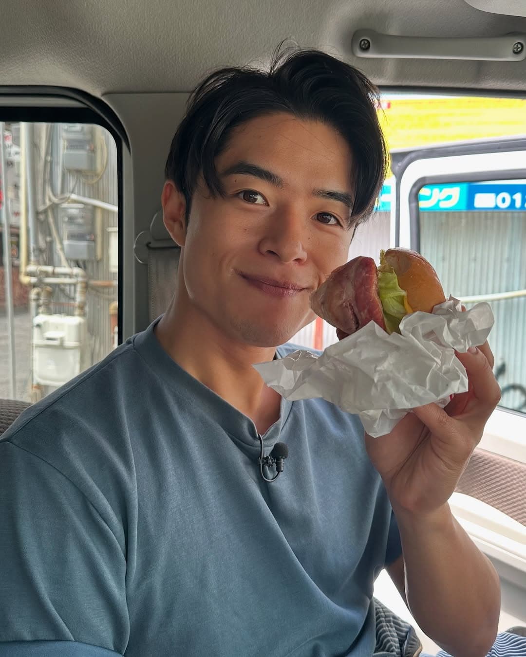 「一緒に食べたいという声が続出！」池田航、佐世保バーガーを堪能するショットを公開。