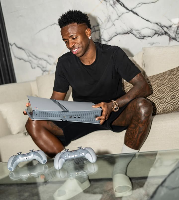 ヴィニシウスへ人気ゲームのギフトが