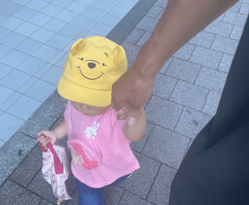 人気お笑い芸人が娘と手つなぎ親子ショット「ほっこりする」「いいお父さんですね」