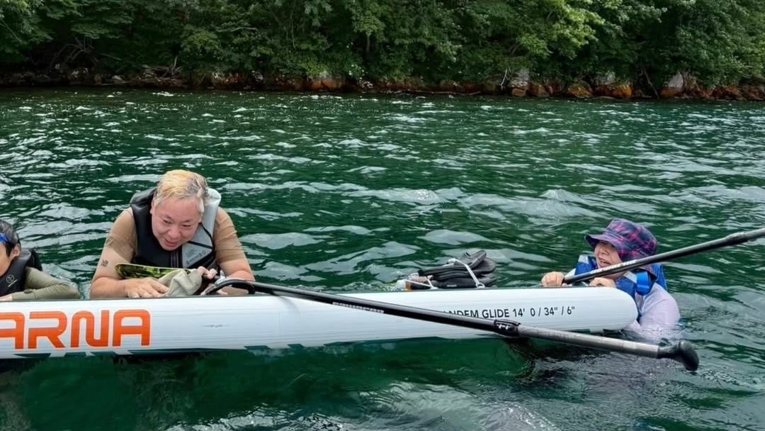 「家族みんなで同時にハプニングに見舞われたのは初」鈴木おさむ、サップ体験中のまさかのアクシデントにファン爆笑！？